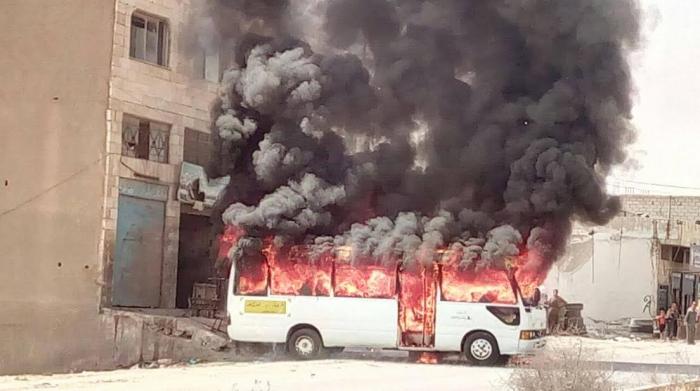 النيران تَلتهم حافلة نقل في محافظة الزرقاء