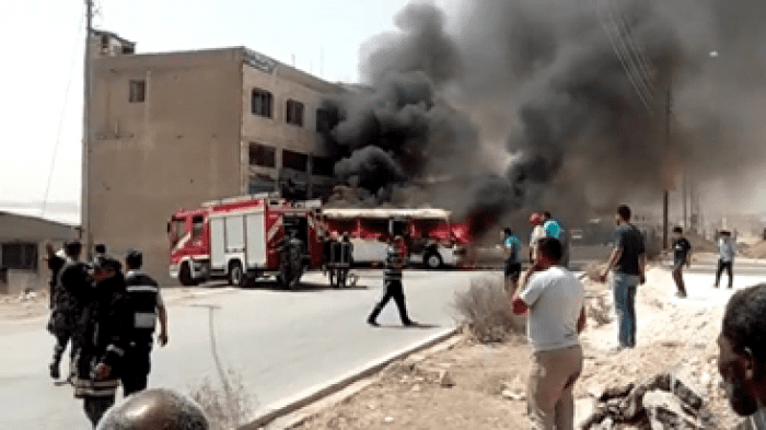 النيران تَلتهم حافلة نقل في محافظة الزرقاء