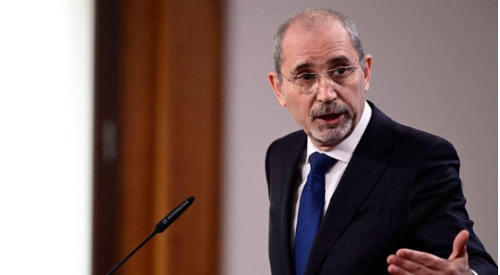 الصفدي يَلتقي برئيس فرنسا للمطالبة بالتحرك الدوليّ لوقف الحرب عَلى غزة