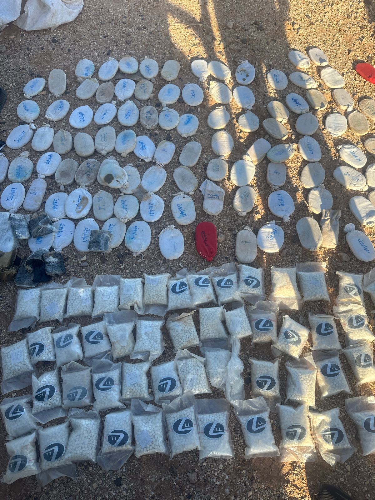 عاجل ..125 كفّ حشيش و 53 ألف حبّة مخدرة وثلاثة أسلحة ناريّة خلال عملية دهم في الرويشد وإصابة المهرب بقدمه