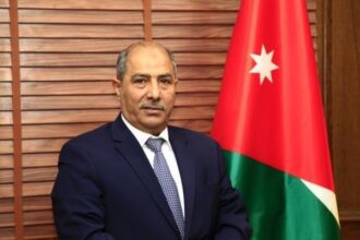 عاجل .. مجلس الوزراء يقرر إحالة العموش إلى التقاعد