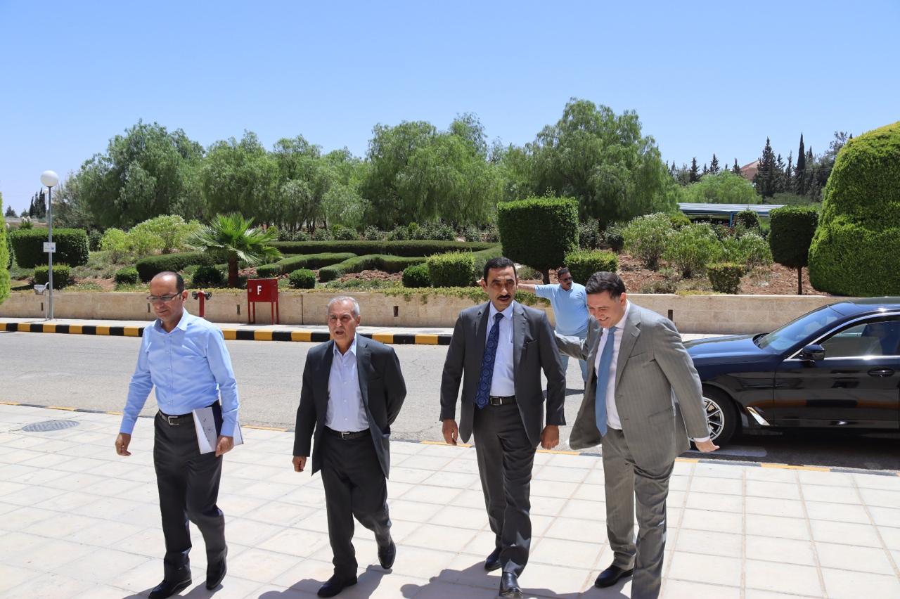 مهيدات يتفقد خلال جولة ميدانية أقسام التصنيع في الشركة الأردنية لإنتاج الأدوية