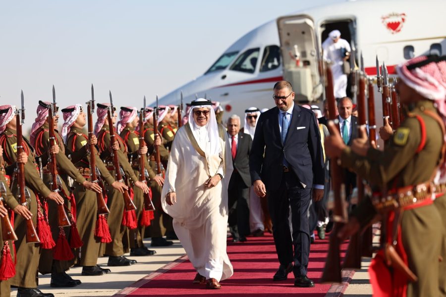 وصول وزير خارجية البحرين إلى عمان لمؤتمر إغاثة غزة