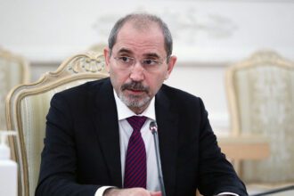 الصفدي يبحث مع نظيره النرويجي لدعم غزة ورفع الحصار