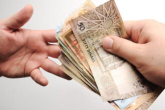 "العيدية" عادة اجتماعية ثابتة ومتوارثة وترسم البهجة في نفوس الأطفال