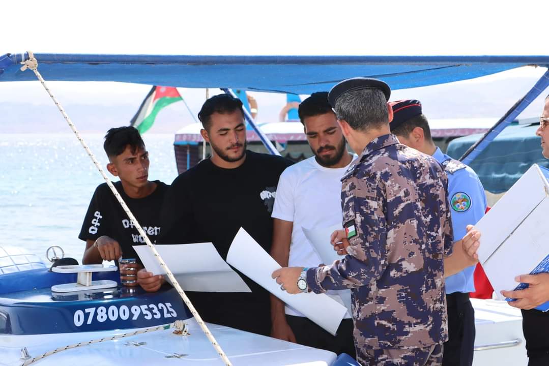 فرق من الأمن العام توزع المياه وتتأكد من اتباع الارشادات مع ارتفاع الحرارة