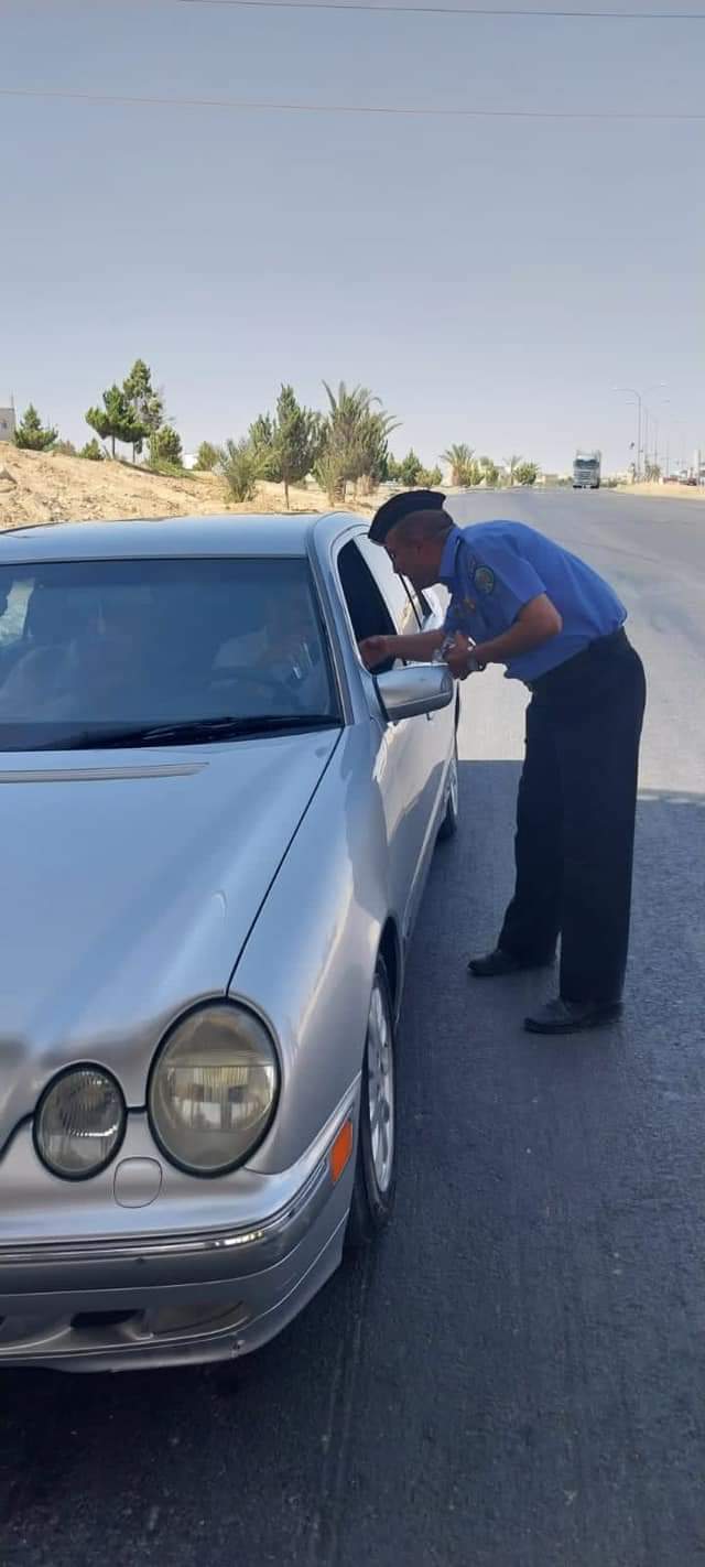 فرق من الأمن العام توزع المياه وتتأكد من اتباع الارشادات مع ارتفاع الحرارة