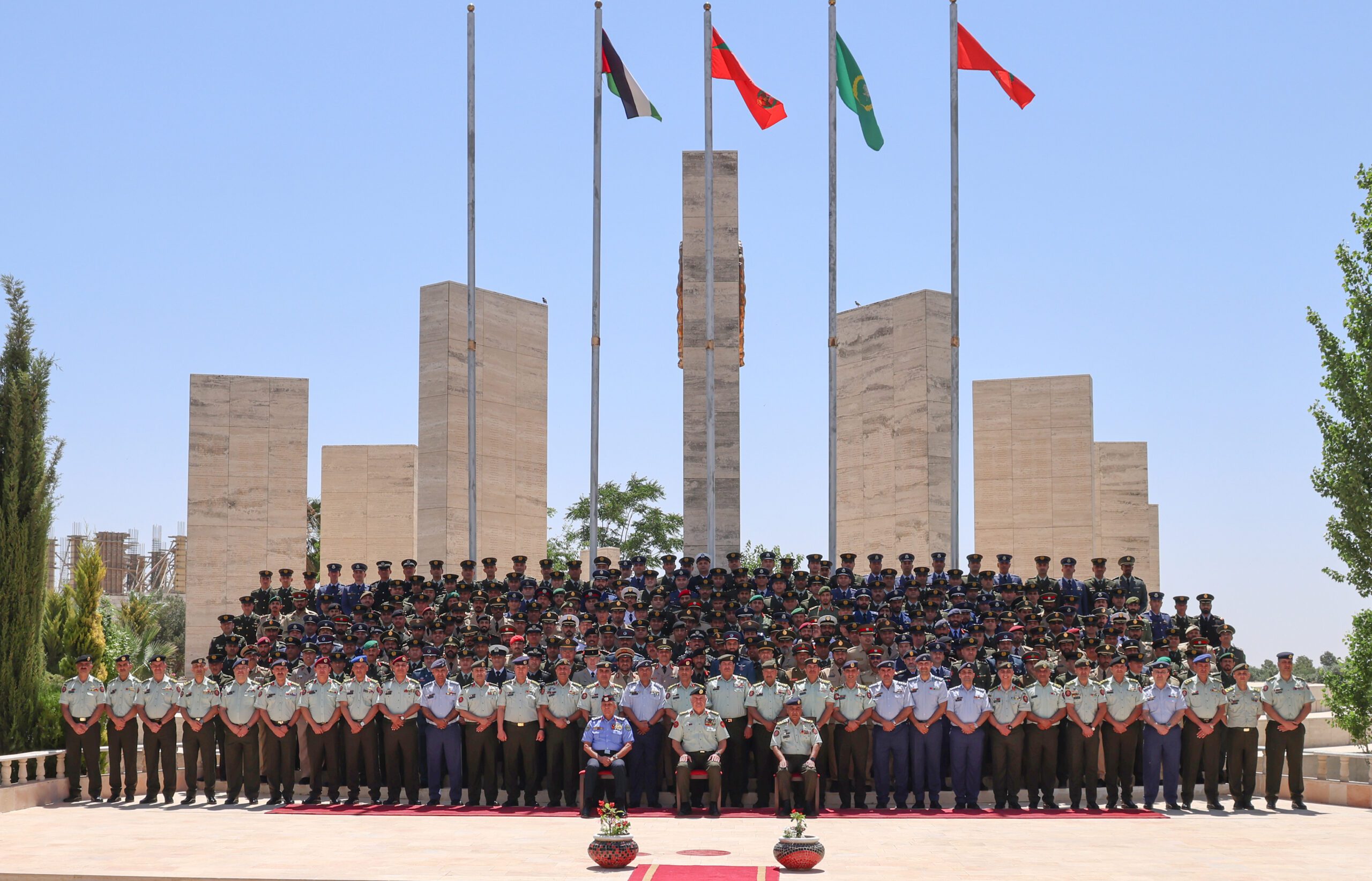 مندوباً عن جلالة الملك.. رئيس هيئة الأركان المشتركة يرعى حفل تخريج كلية القيادة والأركان الملكية الأردنية