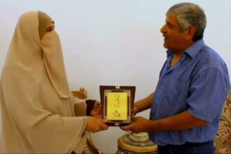 تكريم الناشطة الاجتماعية وصال عبد الكريم الدبوبي من قبل الناشط يونس علي الحنيطي