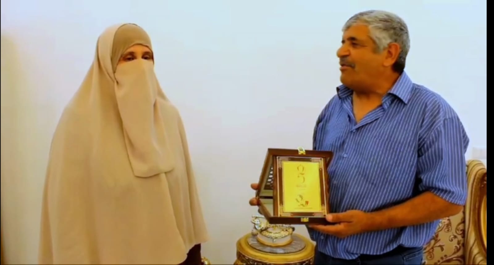 تكريم الناشطة الاجتماعية وصال عبد الكريم الدبوبي من قبل الناشط يونس علي الحنيطي