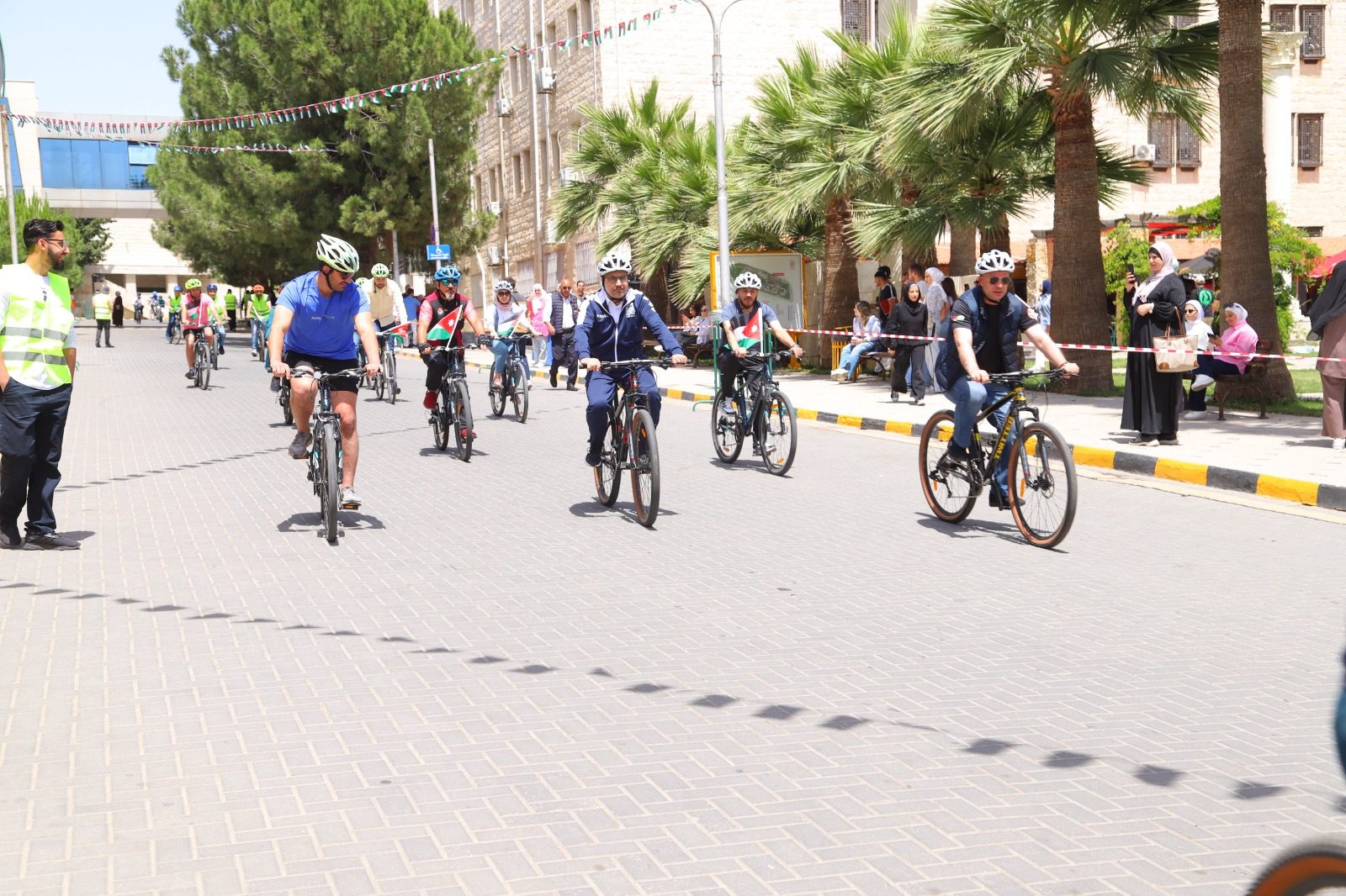 جامعة البترا تطلق مسيرة الدراجات الهوائية احتفالاً بعيد الاستقلال