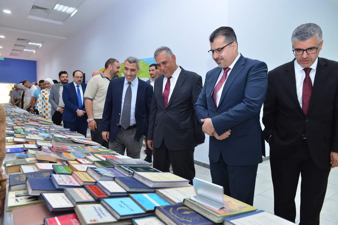 رئيس جامعة البترا يفتتح معرض الكتاب في كلية الحقوق بمناسبة عيد الاستقلال