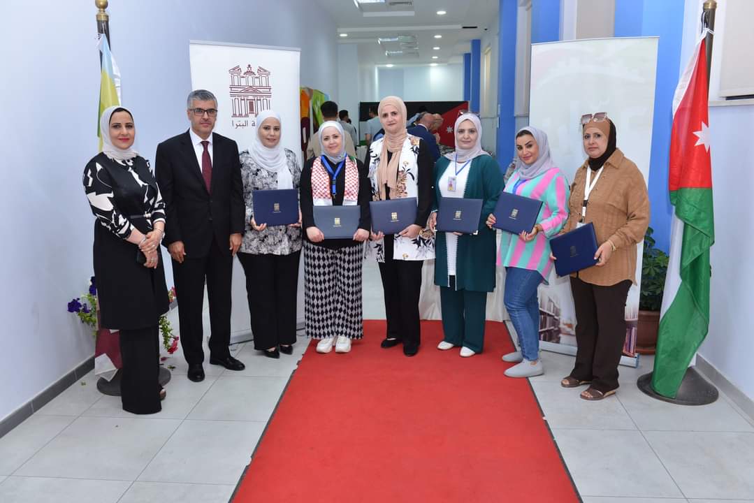 رئيس جامعة البترا يفتتح معرض الكتاب في كلية الحقوق بمناسبة عيد الاستقلال
