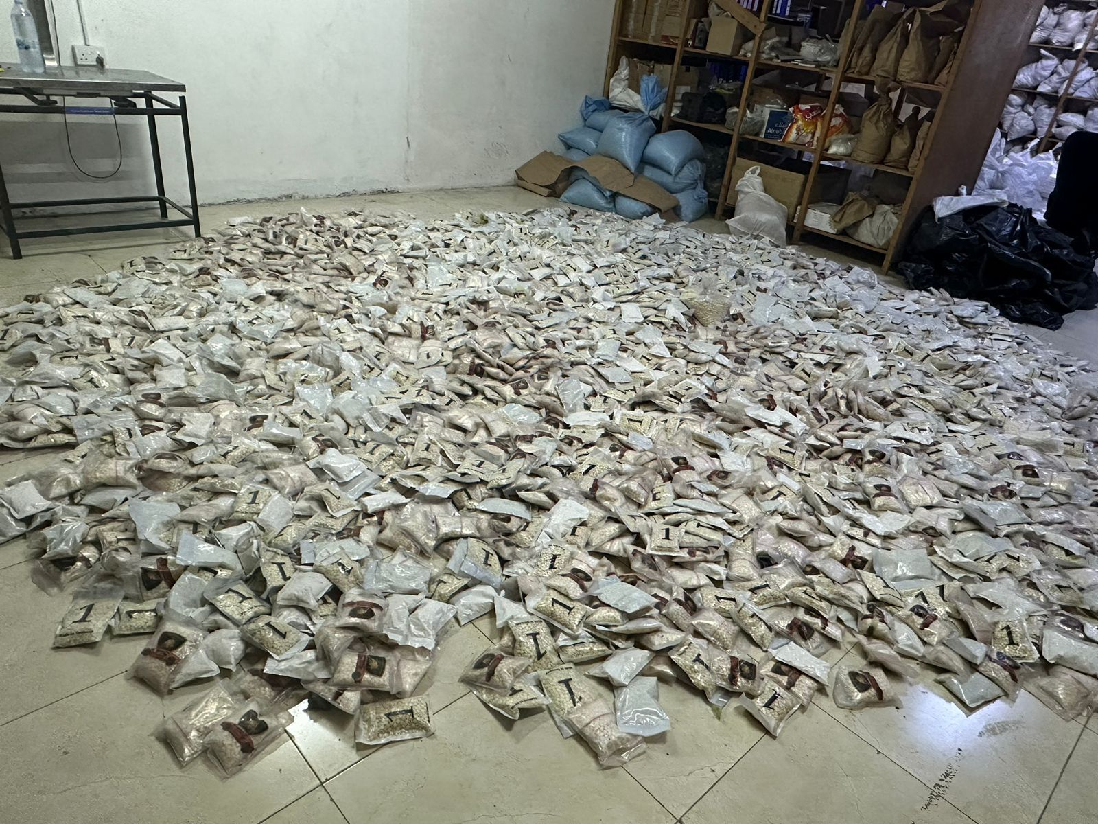 جهد استخباري وعملياتي يحبط تهريب 9.5 ملايين حبة مخدرة ويطيح بعصابتين مرتبطتين بشبكات إقليمية(فيديو)