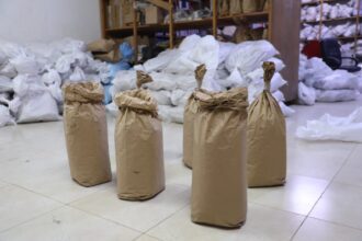 جهد استخباري وعملياتي يحبط تهريب 9.5 ملايين حبة مخدرة ويطيح بعصابتين مرتبطتين بشبكات إقليمية(فيديو)