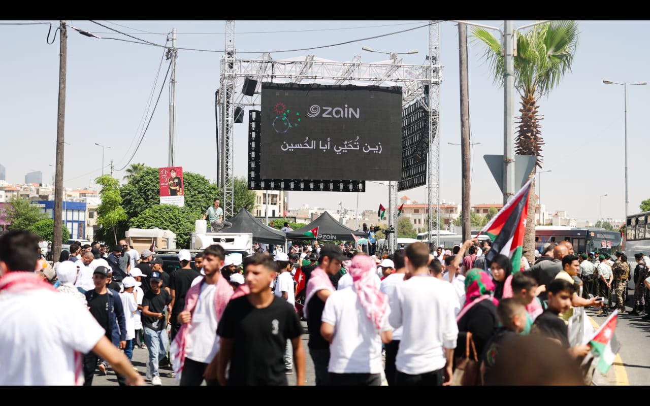 زين تُحَيّي أبا الحُسَيْن بمشاركة آلاف الأردنيين