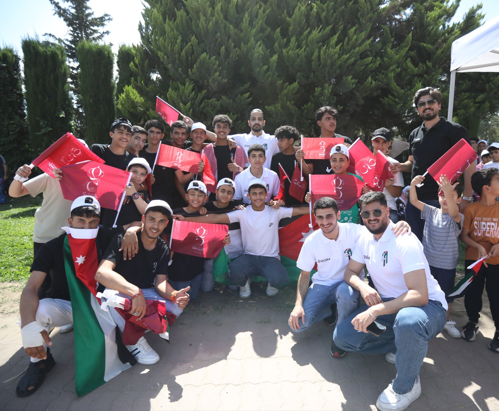 صورة حول : زين تُحَيّي أبا الحُسَيْن بمشاركة آلاف الأردنيين زين تُحَيّي أبا الحُسَيْن بمشاركة آلاف الأردنيين