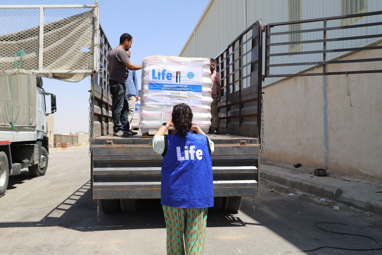 “لايف للإغاثة والتنمية” تسير قافلة طحين إلى غزة