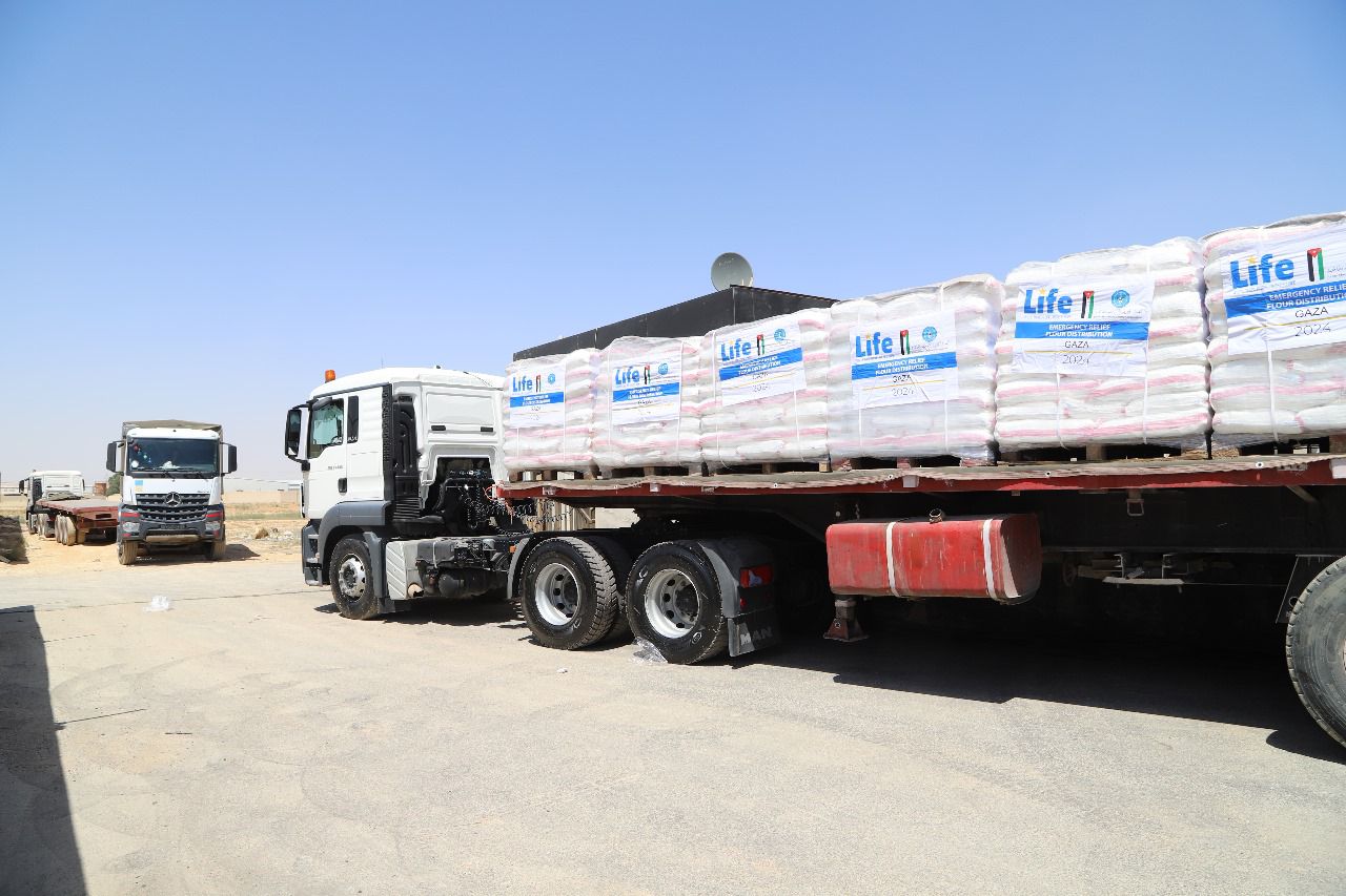 “لايف للإغاثة والتنمية” تسير قافلة طحين إلى غزة