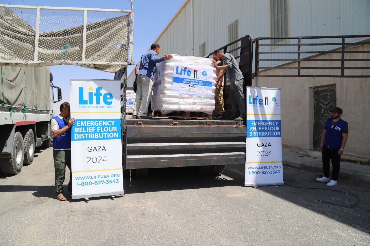 “لايف للإغاثة والتنمية” تسير قافلة طحين إلى غزة