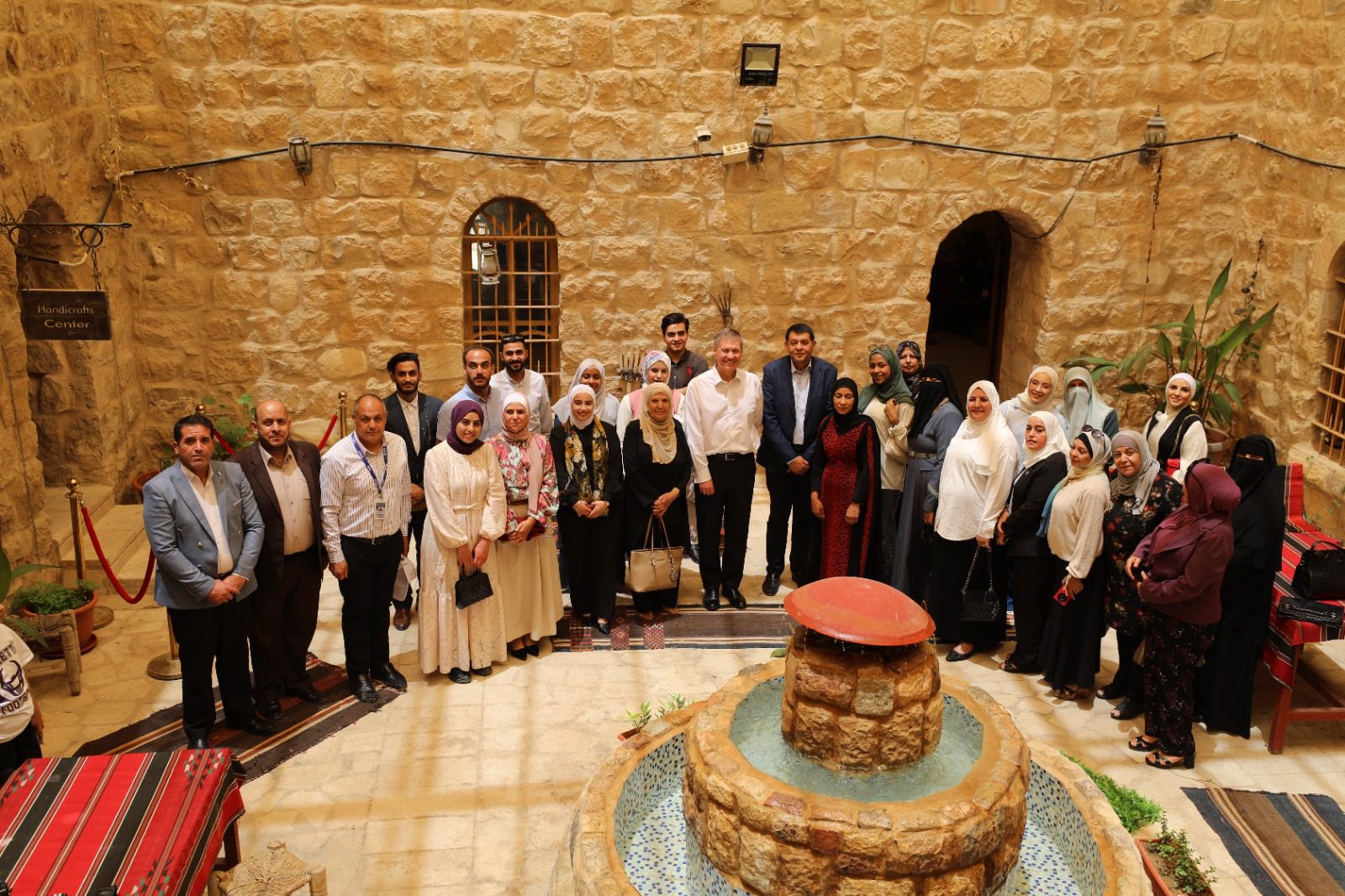 استيتيه يصطحب السفير البريطاني في جولة ميدانية في محافظة الكرك تشمل غور الصافي وغور فيفا والسويمة