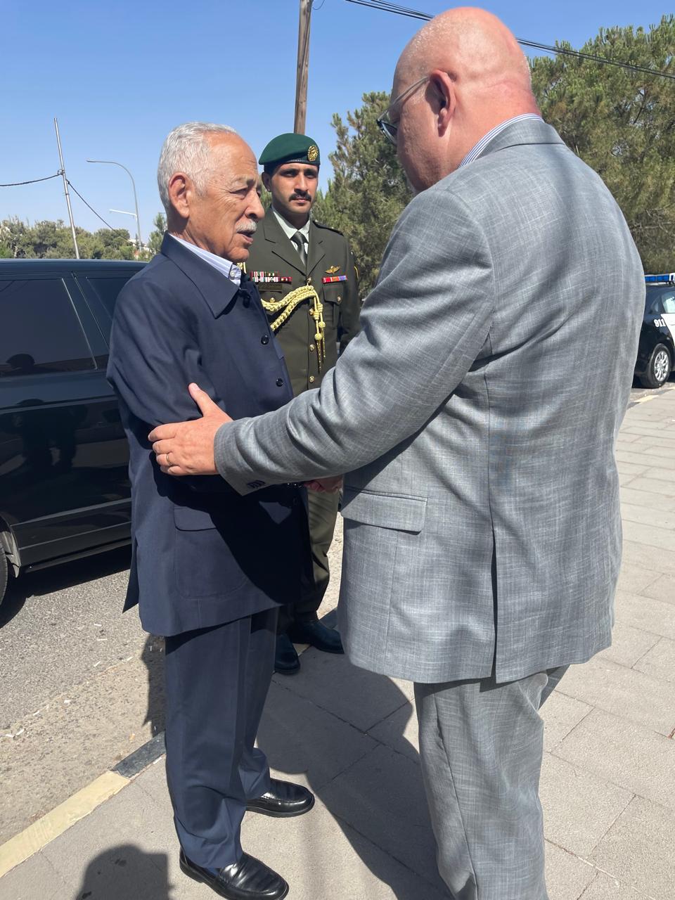 مندوبا عن الملك وولي العهد.. العيسوي يعزي آل الشوارب