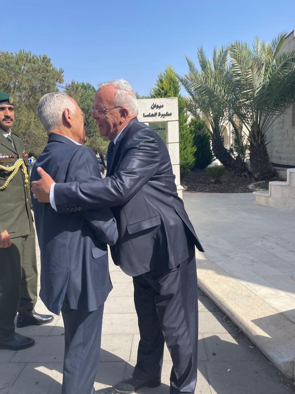 مندوبا عن الملك وولي العهد.. العيسوي يعزي آل الشوارب
