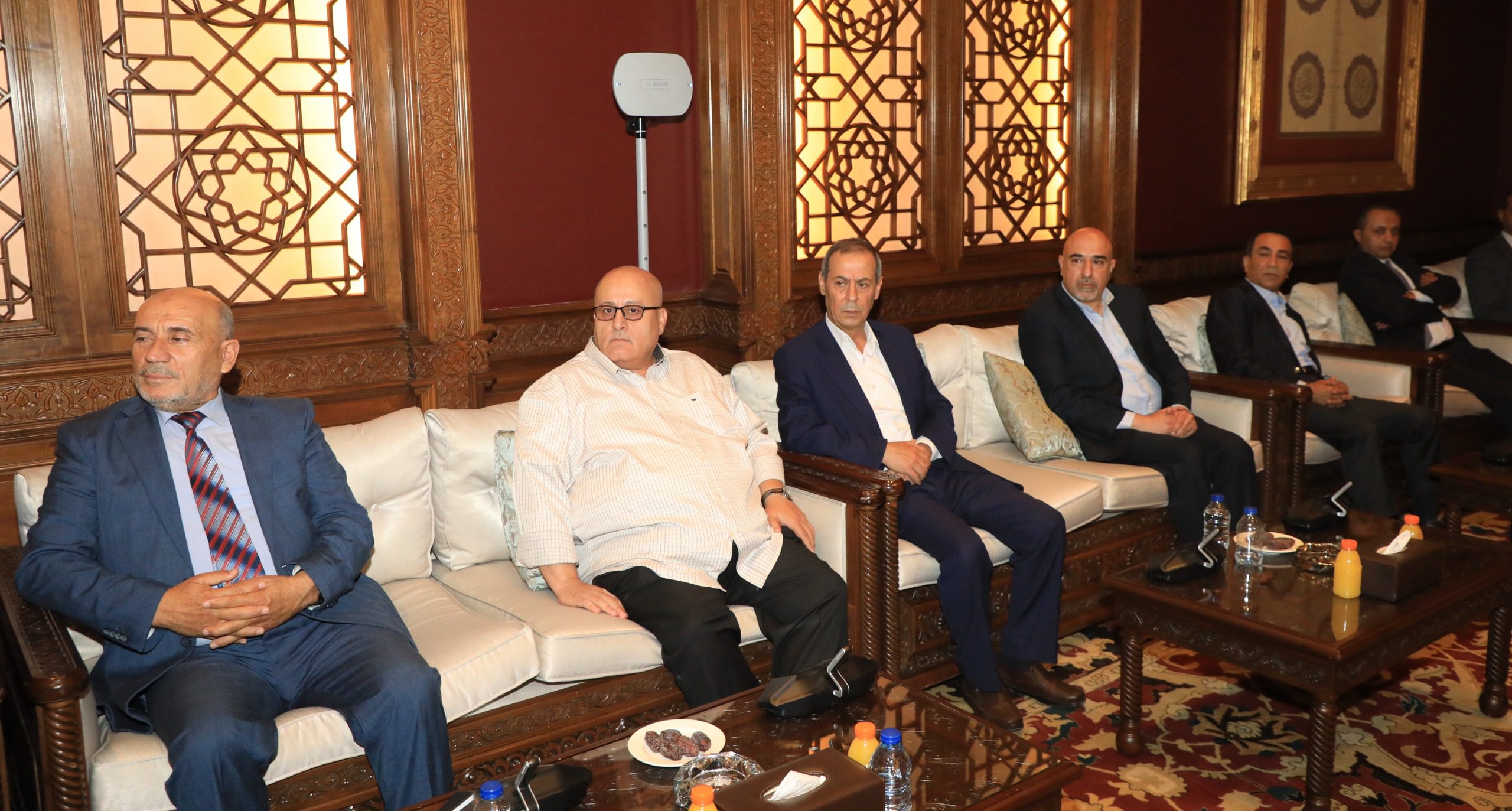 رئيس الديوان الملكي يتلقي وفدا من وجهاء العقاربة ووفدا شبابيا من إربد