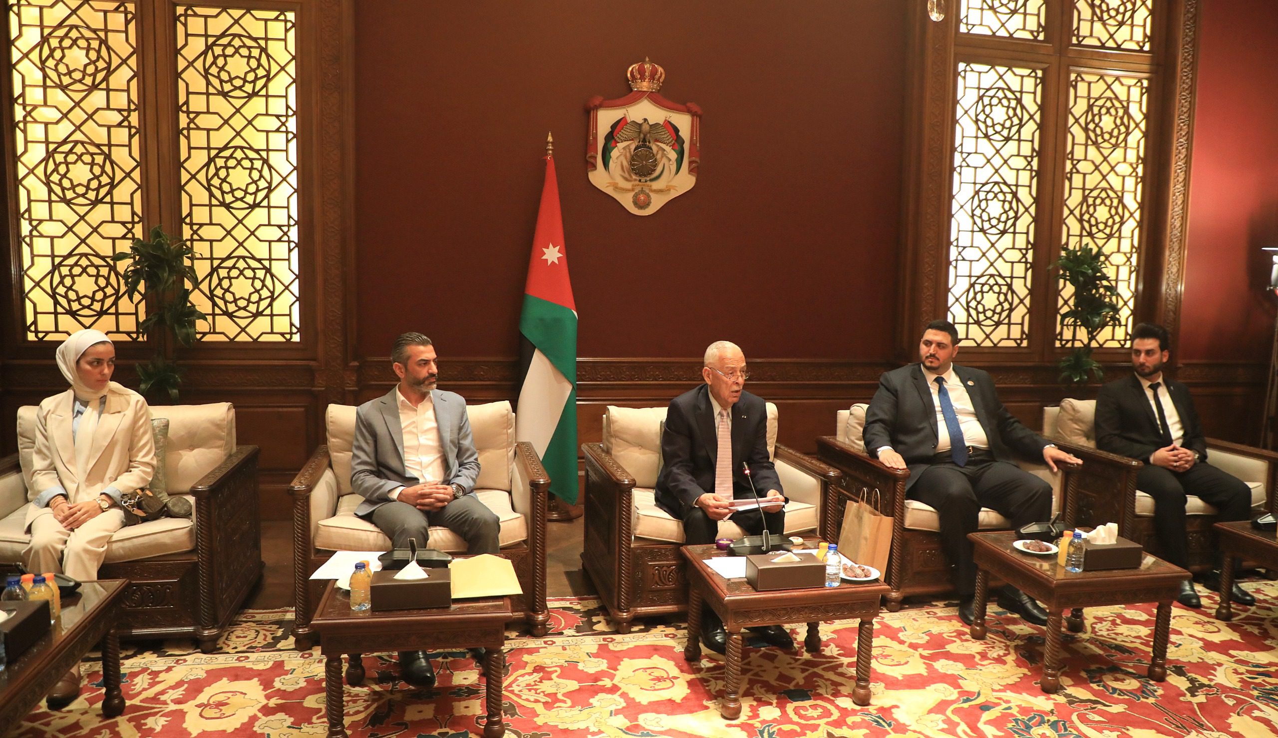 رئيس الديوان الملكي يتلقي وفدا من وجهاء العقاربة ووفدا شبابيا من إربد