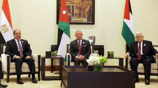 الملك والرئيسان المصري والفلسطيني يعقدون اجتماعا تنسيقيا