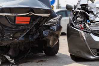 حادث سير يؤدي إلى كثافة مرورية على مخرج دوار الشعب باتجاه الثامن