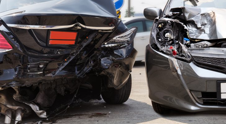حادث سير يؤدي إلى كثافة مرورية على مخرج دوار الشعب باتجاه الثامن