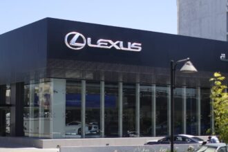 "المركزية لكزس" تبتكر مستوىً جديدًا لرفاهية عالم السيارات بافتتاح معرضها الجديد في شارع مكة