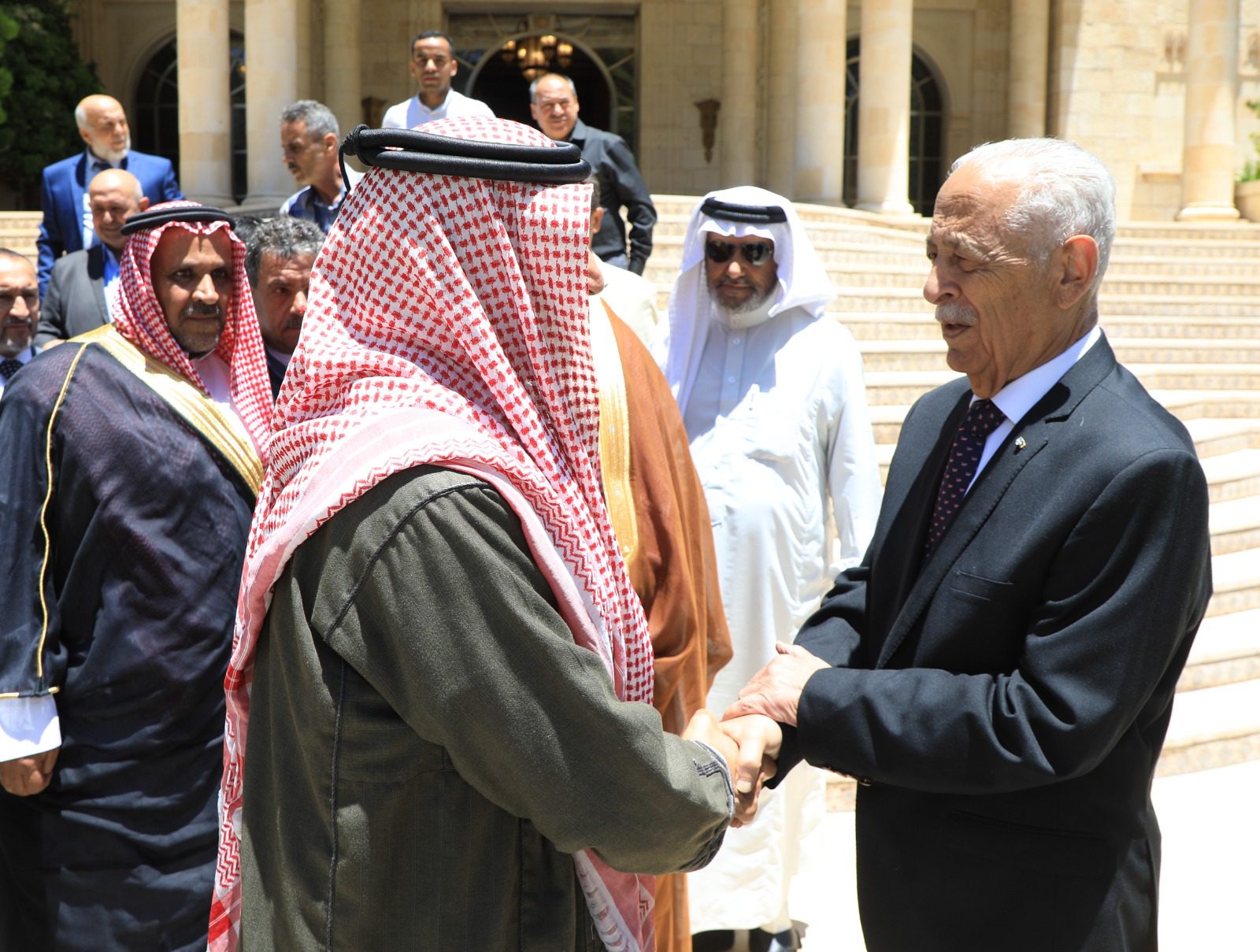 رئيس الديوان الملكي يلتقي وفدا من ملتقى حي الحسين بالمفرق