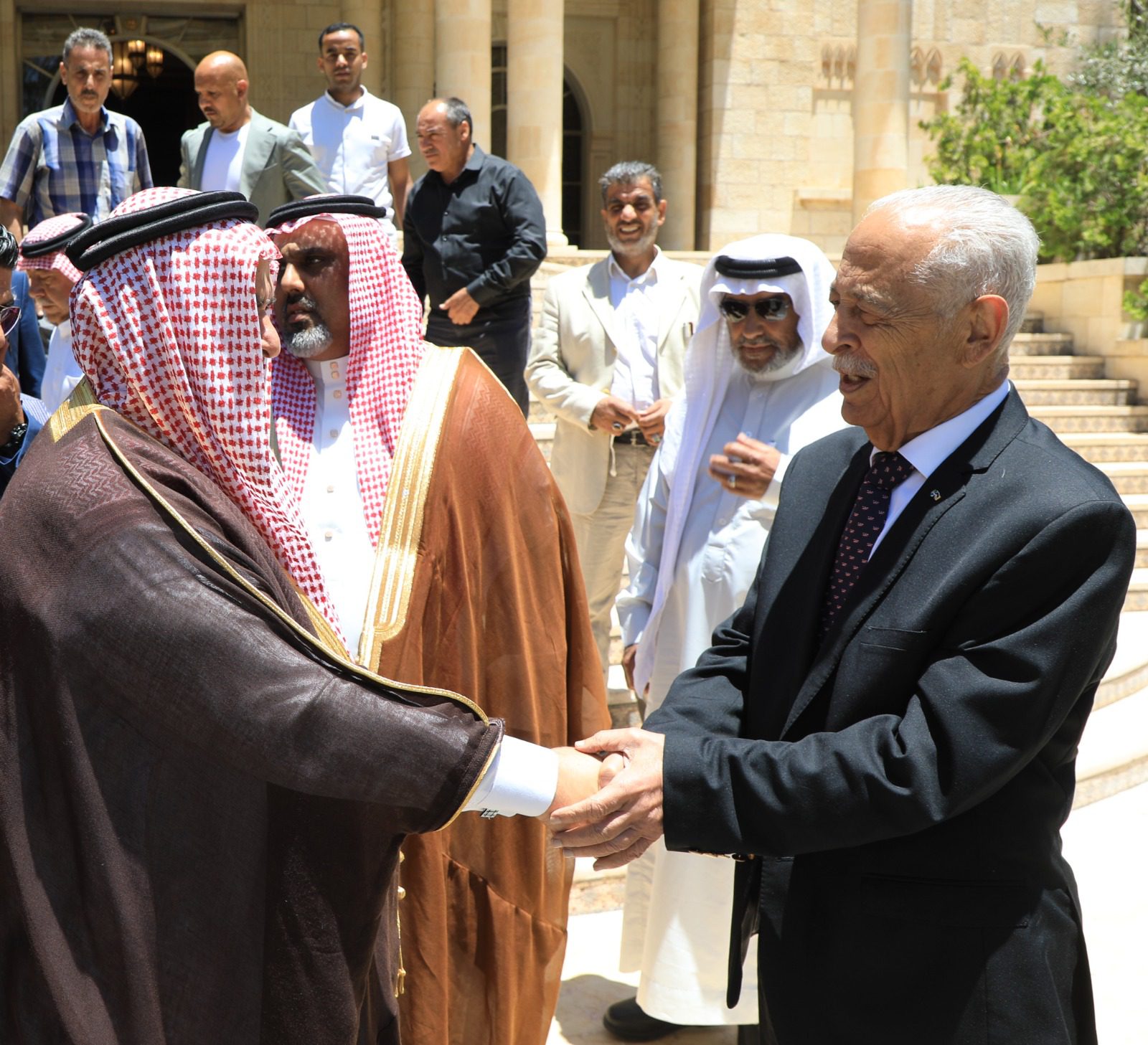 رئيس الديوان الملكي يلتقي وفدا من ملتقى حي الحسين بالمفرق