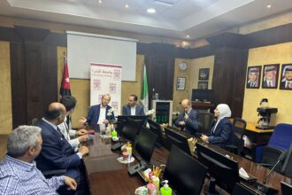 جامعة البترا توقيع اتفاقية تعاون بحثي مع البروفيسور فايقند من جامعة يينا الألمانية