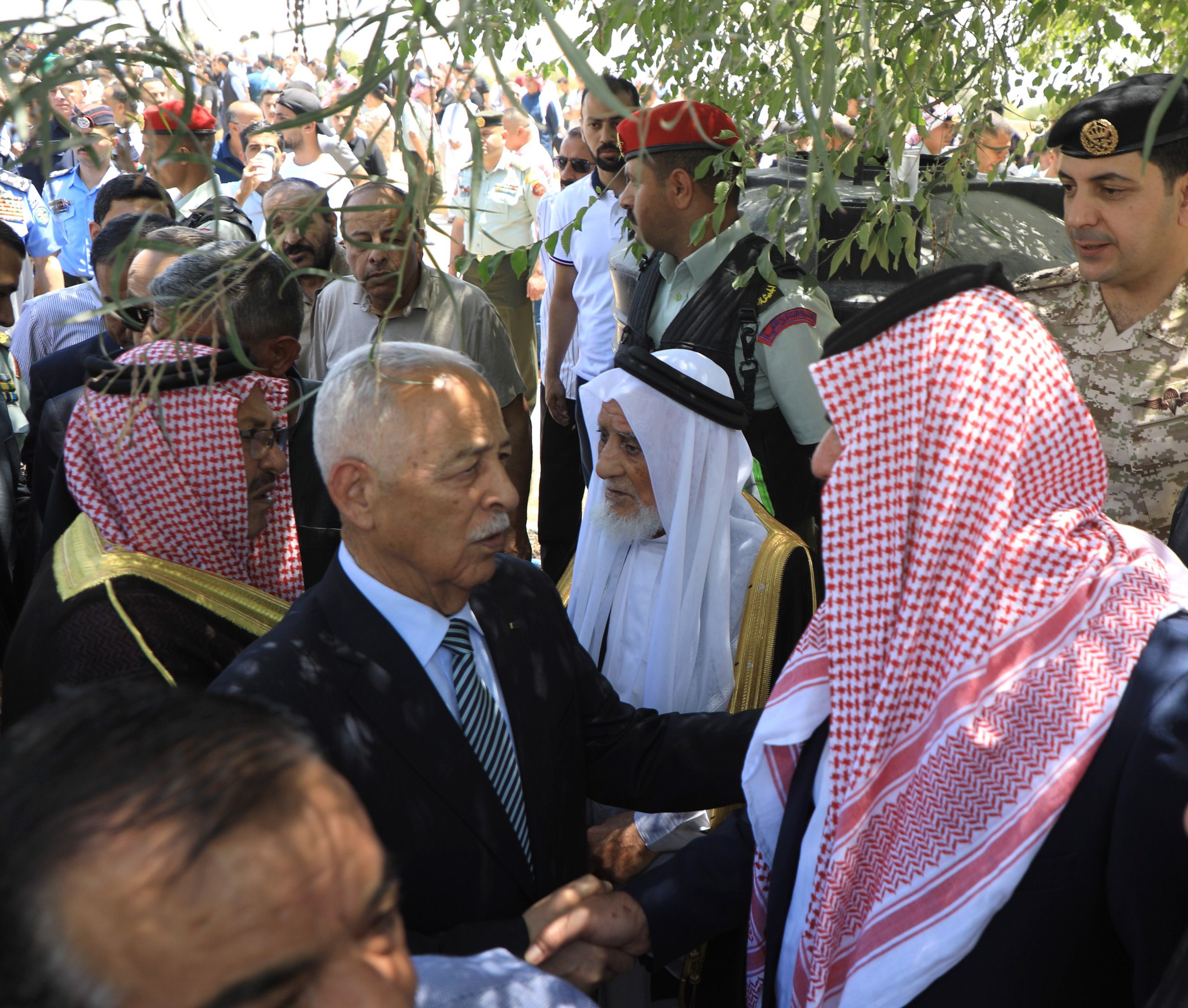 مندوبا عن الملك وولي العهد.. العيسوي يعزي عشيرة الحنيطي