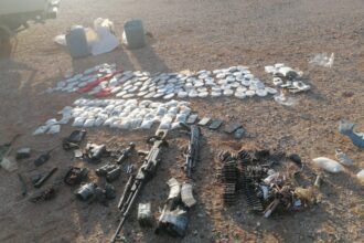 عاجل ..125 كفّ حشيش و 53 ألف حبّة مخدرة وثلاثة أسلحة ناريّة خلال عملية دهم في الرويشد وإصابة المهرب بقدمه