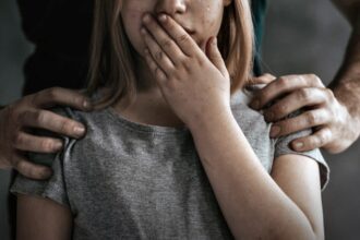 أب يعتدي جنسيًا 120 مرة عَلى ابنته البالغة من العمر 18 عامًا