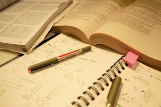 وزارة التربية تصدر تعليمات هامة لامتحانات التوجيهي 2024: إضافة 10 دقائق لكل ورقة امتحانية