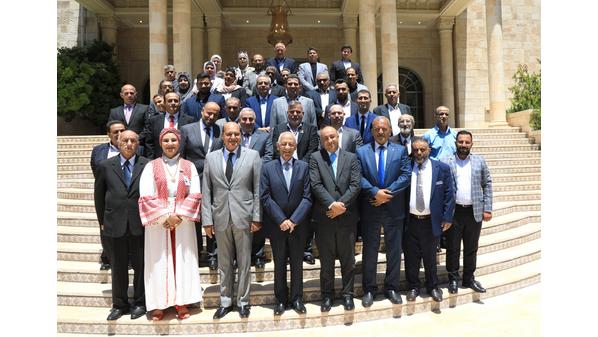 صورة حول : العيسوي يلتقي وفدا من أهالي منطقة زهران العيسوي يلتقي وفدا من أهالي منطقة زهران