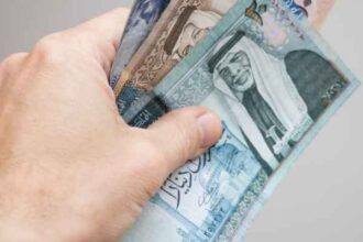 هل سيتم صرف رواتب الموظفين قبل موعدها بسبب العيد؟