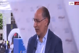 لحظة سقوط لوحة على وزير الطاقة الأردنيّ السابق