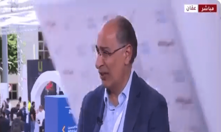 لحظة سقوط لوحة على وزير الطاقة الأردنيّ السابق