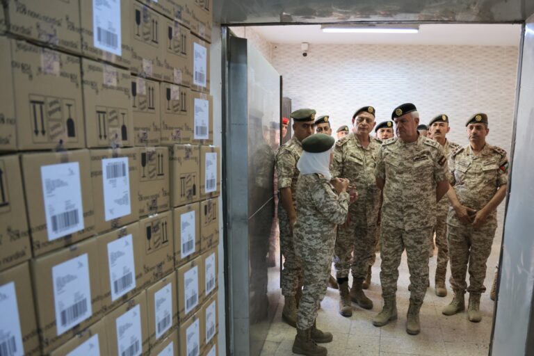 اللواء الركن الحنيطي يزور قيادة المستودعات الطبية الرئيسية