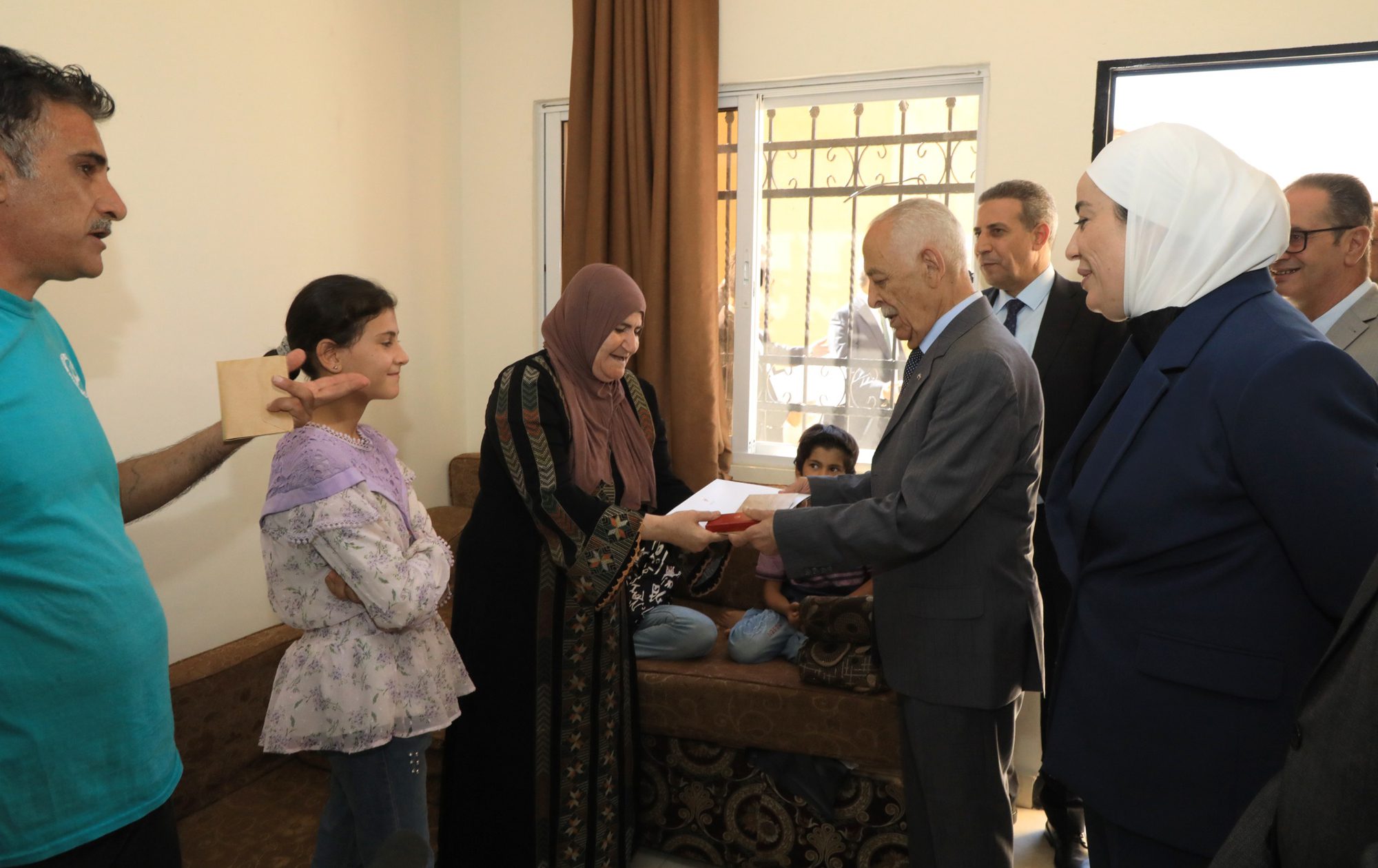 صورة حول : العيسوي: الملك يوجه بإطلاق مبادرات وتنفيذ مشاريع تنموية مستدامة لتطوير المجتمعات المحلية العيسوي: الملك يوجه بإطلاق مبادرات وتنفيذ مشاريع تنموية مستدامة لتطوير المجتمعات المحلية