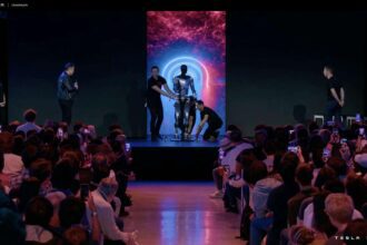 "تسلا" تبدأ إنتاج روبوتات بشرية في 2025