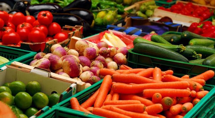 أسعار الخضار والفواكه في السوق المركزي الأربعاء