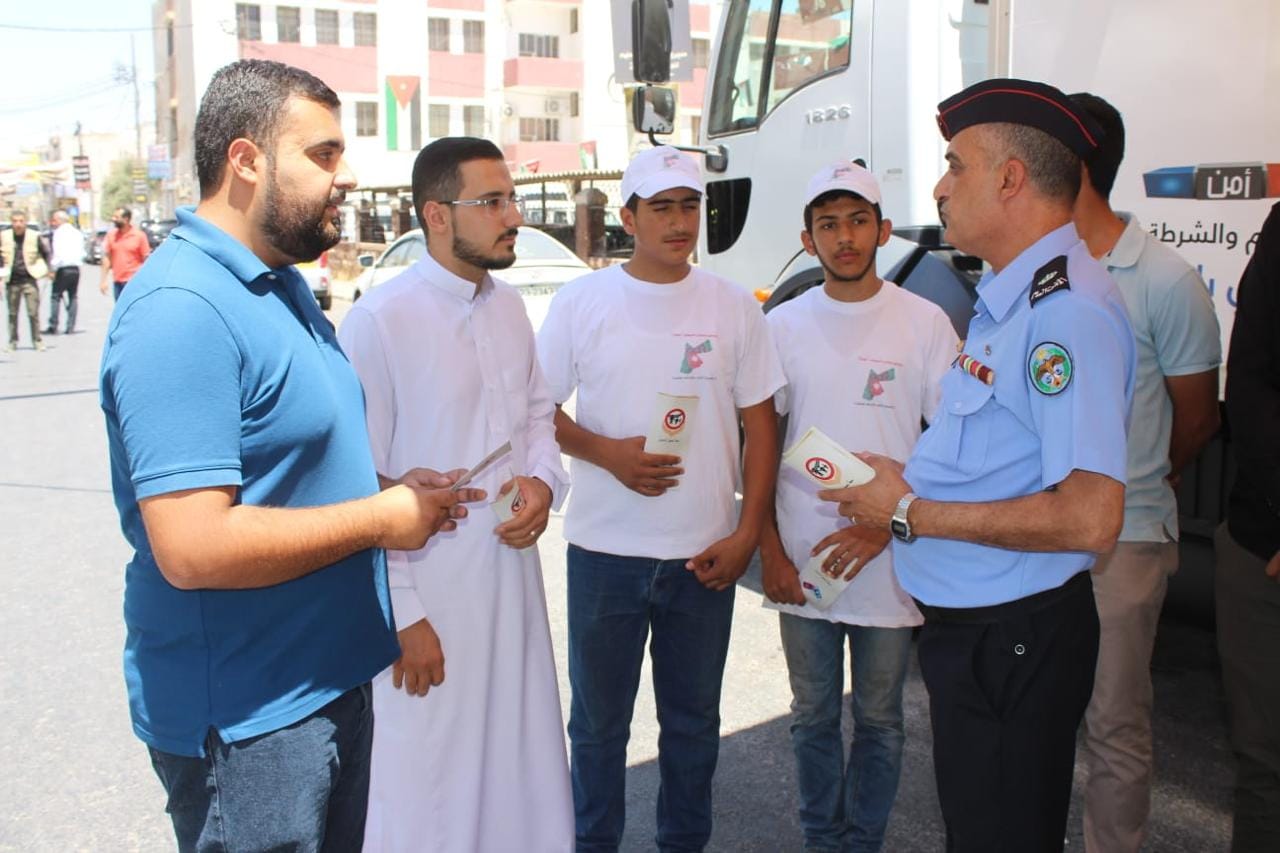 محطة التوعية المتنقلة التابعة للأمن العام تصل المفرق