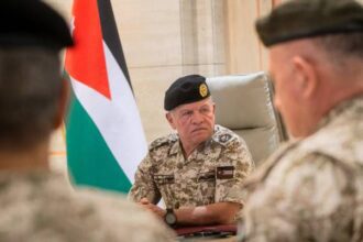 الملك عبدالله الثاني وولي العهد يزوران القيادة العامة للقوات المسلحة الأردنية